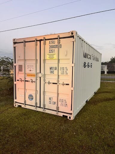 STORAGE CONTAINER IN GREEN FIELD 